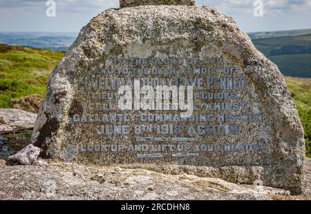 La croix commémorative Evelyn Anthony Cave Penney près de Yar Tor sur Dartmoor Devon UK Banque D'Images