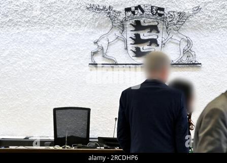 Stuttgart, Allemagne. 14 juillet 2023. Dans le procès contre l'inspecteur de police, l'accusé (l) entre avec sa femme dans la salle d'audience avant que le verdict ne soit prononcé. La jeune femme de 50 ans aurait agressé sexuellement une inspectrice en chef. Credit : Bernd Weißbrod/dpa - ATTENTION : personne(s) a(ont) été pixelisée(s) pour des raisons juridiques/dpa/Alamy Live News Banque D'Images