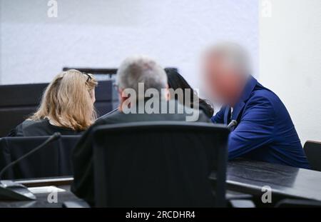 Stuttgart, Allemagne. 14 juillet 2023. Dans le procès contre l'inspecteur de police, l'accusé (r) s'entretient avec son avocat Ricarda Lang (l) dans la salle d'audience avant que le verdict ne soit prononcé. La jeune femme de 50 ans aurait agressé sexuellement une inspectrice en chef. Credit : Bernd Weißbrod/dpa - ATTENTION : personne(s) a(ont) été pixelisée(s) pour des raisons juridiques/dpa/Alamy Live News Banque D'Images