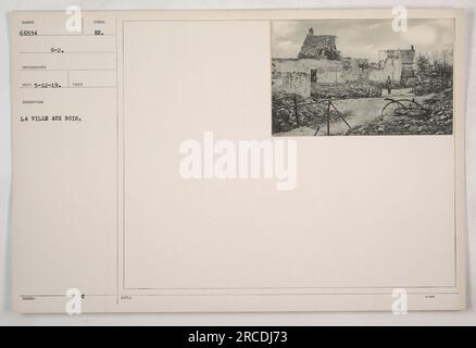 Soldats de l'armée américaine faisant leur chemin à travers le village de la ville aux Bois pendant la première Guerre mondiale La photographie a été prise par un photographe enregistré le 12 mai 1919. L'image est classée G-2 et a été prise à la ville aux Bois, en Europe. Aucune autre note n'a été fournie. Banque D'Images