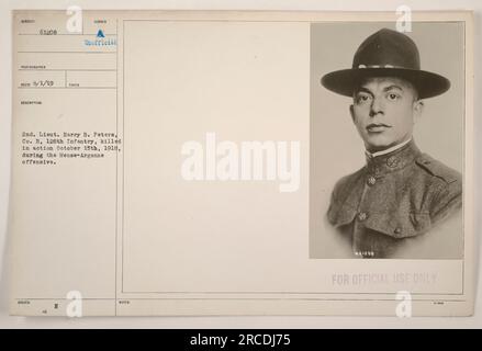 2e Lieut. Harry B. Peters, de la compagnie B du 128th Infantry, est tué au combat le 15 octobre 1918, lors de l'offensive Meuse-Argonne. Cette photographie, prise par un photographe non officiel, est un hommage à son service et à son sacrifice. Banque D'Images