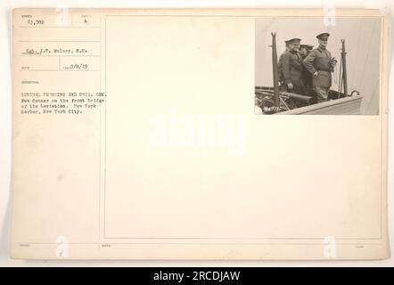 Le général Pershing et le brigadier général Fox Connor sur le pont avant du Leviathan dans le port de New York. Photographie prise par J.P. Mulser et reçu par Syndol. Image numéro 63 782. Les notes indiquent la date du 8 septembre 1919. Banque D'Images