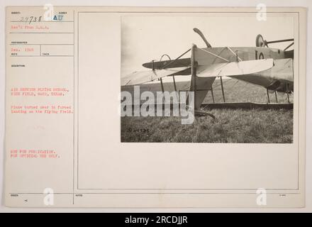 Un avion s'est écrasé à l'école aérienne de l'UA à Rich Field, Waco, Texas. L'incident s'est produit lors d'un atterrissage forcé sur le terrain de vol. Cette photographie, numérotée 29738 et datée de décembre 1918, a été reçue de la D.M.A. Et est marqué « NON DESTINÉ À LA PUBLICATION » et « À USAGE OFFICIEL UNIQUEMENT ». Banque D'Images