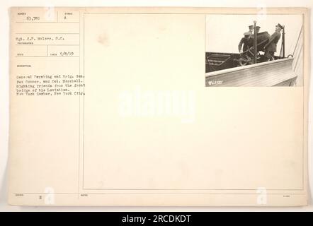 Général Pershing, brigadier. Le général Fox Connor, et le colonel Marshall aperçoivent des amis du pont avant du Leviathan dans le port de New York. La photographie a été prise par le sergent J.P. Mulaer. L'image porte le numéro SECO 63 785 et a été prise le 8 septembre 1919. Banque D'Images