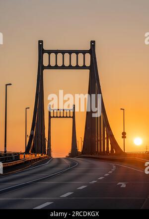 Ancien pont traversant le Rhin au lever du soleil, Krefeld, Rhénanie-du-Nord Westphalie, Allemagne Banque D'Images