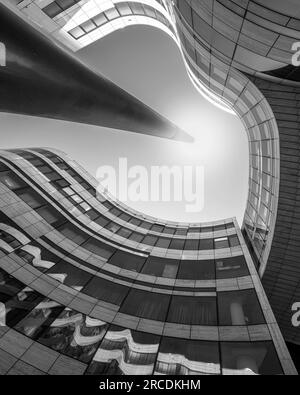 DUSSELDORF, ALLEMAGNE - 25 JUIN 2023 : vue à angle bas des bâtiments modernes dans la ville de Dusseldorf le 25 juin 2023 en Allemagne, Europe Banque D'Images