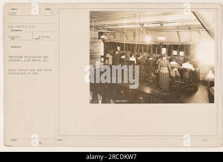 Le sergent Tyrell exploite le standard téléphonique et le terminal à Camp Meade, MD pendant la première Guerre mondiale La carte est utilisée pour les appels interurbains et locaux. Cette image a été prise le 25 février 1919. Banque D'Images