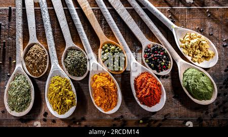 Composition avec assortiment d'épices et d'herbes. Banque D'Images