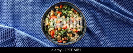 Une assiette de couscous servie avec des légumes et des pois chiches Banque D'Images