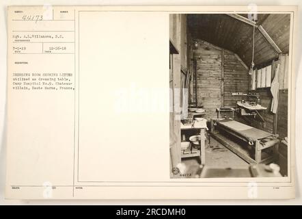 Sgt. A.L. Villanova du corps des signaux est vue sur cette photo prise le 3 janvier 1919, à l'hôpital Camp n°9 à Château-Villain, haute Marne, France. La photo montre un dressing où une litière est utilisée comme coiffeuse. Aucune note ou information supplémentaire n ' a été fournie. Banque D'Images