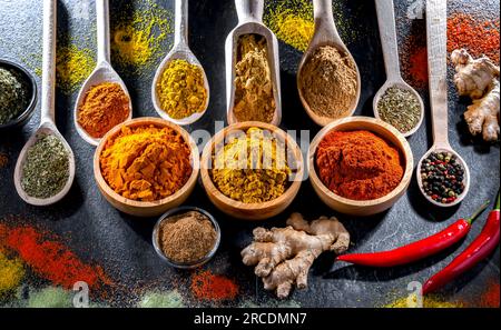 Composition avec assortiment d'épices et d'herbes. Banque D'Images