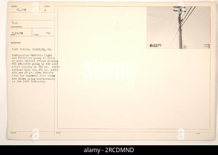 Une photographie de la combinaison d'éclairage électrique et de poteaux téléphoniques devant le bureau central principal du Camp Gordon à Chamblee, en Géorgie. L'image montre un câble de 400 paires remontant le poteau, qui est épissé avec deux câbles de 200 paires et un câble de 25 paires. Il y a aussi une fuite de batterie pour une alarme incendie Gamewell visible, fonctionnant horizontalement vers la gauche à partir du numéro de poteau 62,379. La photographie a été prise le 24/19, identifiée comme ISSLED : prend H Symbol A. Camp Gordon, Chamblee, CA. Le prix de la photo est noté comme 19 $ le 06/28/79. Banque D'Images