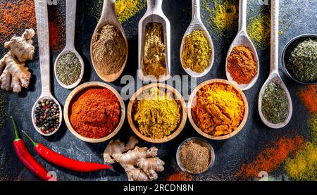 Composition avec assortiment d'épices et d'herbes. Banque D'Images