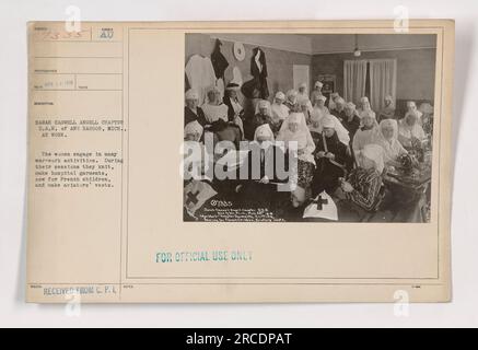 Les membres de la section Sarah Caswell Angell DAR de Ann Arbor, MI participent à diverses activités de travail de guerre sur cette photographie. On voit les femmes tricoter, confectionner des vêtements d'hôpital, coudre des vêtements pour enfants français et confectionner des gilets d'aviateurs. La photographie a été prise le 15 avril 1918. Banque D'Images