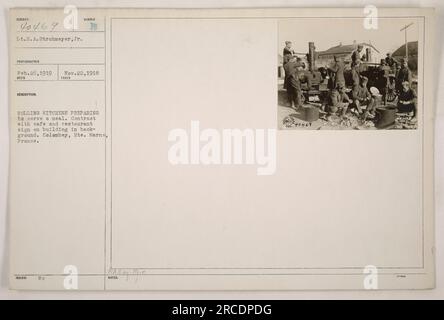 Préparation complète des cuisines roulantes à Celembey, France, Lt. H.A. Strohmeyer, Jr. Capture l'image de soldats qui se préparent à servir un repas pendant la première Guerre mondiale. En arrière-plan, un panneau pour un café et un restaurant offre un contraste avec les activités militaires. Banque D'Images