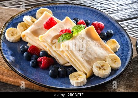 Une assiette de crêpes polonaises faites maison remplies de fromage cottage sucré Banque D'Images