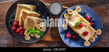 Assiettes de crêpes polonaises faites maison garnies de fromage cottage sucré Banque D'Images