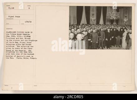 Photo de lampe de poche prise le 24 janvier 1919, au manoir Prince Murat à Paris, France. La photographie montre le président et Mme Wilson, ainsi que des Doughboys (soldats américains), des filles de signal corps Telephone et des soldats français. La réception au manoir était en l'honneur de la Garde d'honneur. Les doughboys sont des vétérans qui ont combattu dans des batailles importantes pendant l'implication de l'Amérique dans la première Guerre mondiale. La photographie est étiquetée avec les informations suivantes : NUMÉRO 63 148 signal corps PHOTOGRAPHE RECO DESCRIPTION ÉMIS SYMBOLE PRIS E NOTES: Banque D'Images