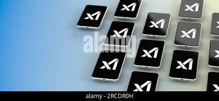 Logos de la startup IA Xai par Elon Musk sur téléphones mobiles planant au-dessus d'une table. Espace de copie. Format de bannière Web. Banque D'Images