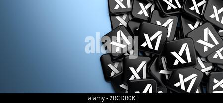 Logos de la startup Xai (par Elon Musk) sur un tas sur une table. Espace de copie. Format de bannière Web. Banque D'Images