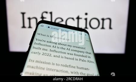 Smartphone avec le site Web de la société américaine d'apprentissage automatique Inflection ai Inc. Sur l'écran devant le logo. Effectuez le focus sur le coin supérieur gauche de l'écran du téléphone. Banque D'Images