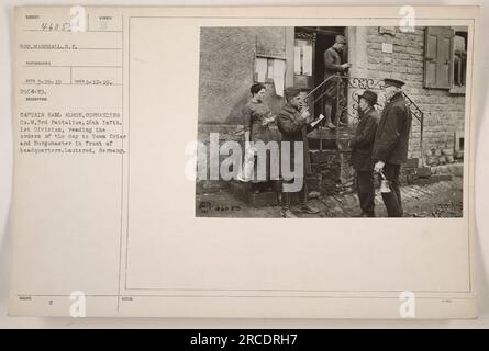 Légende : Capitaine Earl Almon, commandant Co. M, 3e Bataillon, 16e Inf. 1e division, lisant les ordres du jour à Town crier et Burgomaster devant le quartier général pendant la première Guerre mondiale. Photo prise par le sergent Marshall S.C. Reed le 12 janvier 1919 à Leuterod, Allemagne.' Banque D'Images