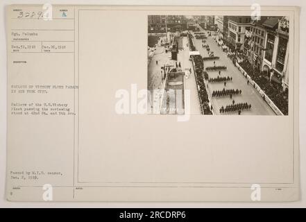 « La photo montre un défilé de marins des États-Unis Victory Fleet passe devant le stand de révision à 42nd St. et 5th Ave. À New York. L'image a été prise le 26 décembre 1918 et approuvée par le censeur du M.I.D. le 2 janvier 1919.' Banque D'Images