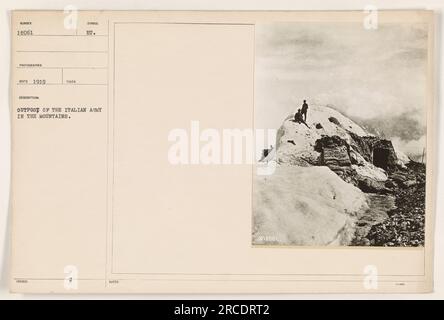 Soldats de l'armée italienne stationnés dans un avant-poste dans les montagnes pendant la première Guerre mondiale La photo a été prise en 1919 et fait partie des photographies documentant les activités militaires américaines pendant la guerre. Banque D'Images