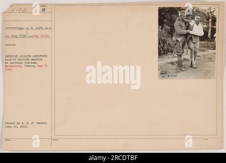 Soldat américain fournissant de l'aide à un soldat britannique blessé dans une gare de Montmirail, France, le 31 mai 1918. Cette image a été capturée par le sergent A.C. Duff, S.C. et a reçu l'approbation de l'A.E.F. Censurer le 24 juin 1918. (111-SC-14105) Banque D'Images