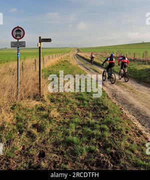 Cyclistes sur un chemin de Downland dans le Wiltshire. Banque D'Images