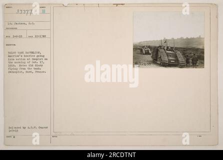 Des chars américains du 301e bataillon de chars entrent en action à Souplet le 17 octobre 1918. La photographie montre le lieutenant Jackson du 301e bataillon de chars avec un drapeau américain flottant du char. Prise par un photographe non identifié avec la note 'Reco 1-4-19 prend 10-1748.' Publié par A.E.P. Censurer le 7 janvier 1919. Banque D'Images