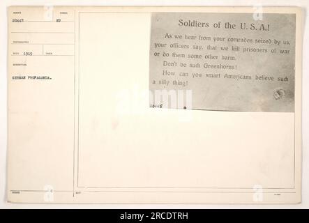 Soldats des États-Unis L'armée pendant la première Guerre mondiale a lu un message de propagande allemande abordant les fausses affirmations selon lesquelles ils maltraitent ou tuent des prisonniers de guerre. Le message appelle les Américains «greenhorns» pour croire à de telles accusations. Photographie prise par Red Munder en 1919 en réponse aux efforts de propagande allemande. Banque D'Images