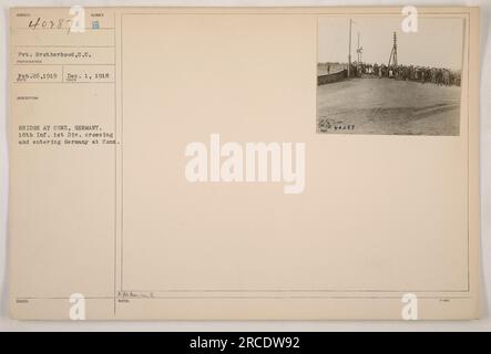 Après être entré en Allemagne à Conz, le 18e régiment d'infanterie de la 1e division est vu traverser un pont. Cette photo a été prise le 1 décembre 1918 par le photographe SEC0. Il présente Pvt. Brotherhood de Caroline du Sud. Les notes de cette image sont enregistrées sous le numéro 40287. Banque D'Images