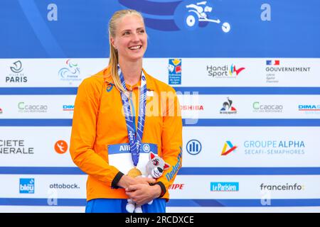 Paris, France. 14 juillet 2023. PARIS, FRANCE - JUILLET 14 : Fleur Jong des pays-Bas lors de la cérémonie de remise des médailles de la finale du 100m T64 féminin le jour 7 des Championnats du monde de para-athlétisme Paris 2023 au Stade Charlety le 14 juillet 2023 à Paris, France (photo de Marcus Hartmann/BSR Agency) crédit : Agence BSR/Alamy Live News Banque D'Images