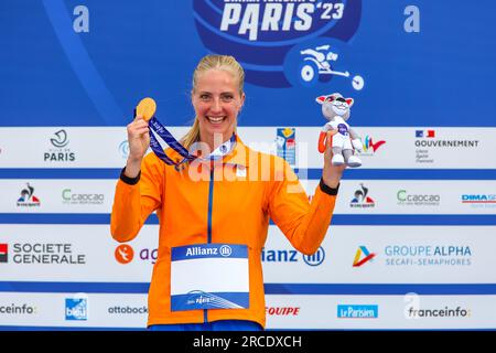Paris, France. 14 juillet 2023. PARIS, FRANCE - JUILLET 14 : Fleur Jong des pays-Bas lors de la cérémonie de remise des médailles de la finale du 100m T64 féminin le jour 7 des Championnats du monde de para-athlétisme Paris 2023 au Stade Charlety le 14 juillet 2023 à Paris, France (photo de Marcus Hartmann/BSR Agency) crédit : Agence BSR/Alamy Live News Banque D'Images