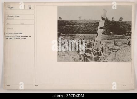 Artillerie lourde de type français montée sur voie ferrée. Cette photographie capture l'artillerie connue sous le nom de type français NUMÉRO 60 595 pendant la première Guerre mondiale. Il offre un aperçu des types d'équipement utilisés par les militaires et met en lumière les progrès technologiques de cette époque. Banque D'Images