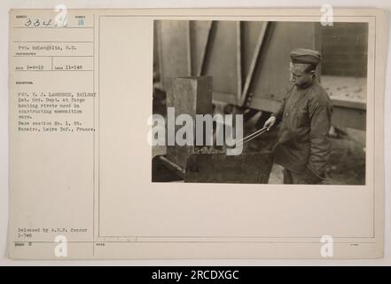 Le soldat McLaughlin, du corps des signaux, prend une photographie du soldat V. J. Lawrence du détachement ferroviaire du département de l'ordonnance. Lawrence est vu à une forge, chauffant des rivets pour la construction de wagons de munitions. L'emplacement est la base Section No. 1 à St. Nazaire, Loire Inf., France. La photographie a été publiée par l'A.E.P. Censurer le 4 janvier 1919. Banque D'Images