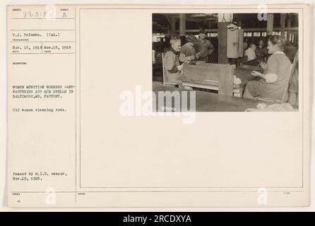 Un groupe de femmes travaillant dans le domaine des munitions fabriquant des obus de 155 mm dans une usine de Baltimore, Maryland. La photographie montre des femmes âgées qui nettoient des tiges pour la production de munitions. La photo a été prise par V.J. Palumbo le 16 novembre 1918, et a été émis après avoir été adopté par le censeur du M.I.D. le 19 novembre 1918. Le numéro de référence de la photographie est le 111-SC-26313. Banque D'Images