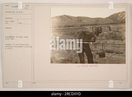 Des membres du détachement de formation professionnelle de l'Université de l'Utah à Salt Lake City épissent un câble. Cette photographie a été prise en janvier 1919. Il a été délivré pour un usage officiel seulement. Banque D'Images