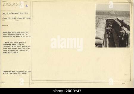 Les soldats américains à fort Sill, Oklahoma, reçoivent des instructions de lancer de grenades à main pendant la première Guerre mondiale Sur cette photographie prise le 12 juin 1918, les soldats sont montrés lançant des grenades à main depuis une tranchée d'entraînement alors qu'ils repoussent une « attaque ». Cette image a été censurée et publiée par le M.I.B. le 27 juin 1918. Banque D'Images