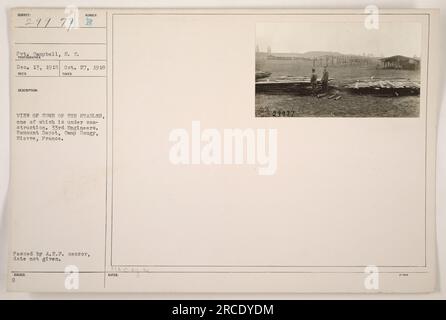 Image montrant une caserne en construction au 33e dépôt de remontage des ingénieurs au Camp Sougy, Nièvre, France. La photographie a été prise le 27 octobre 1918 par le soldat Campbell, S.C. Cette image a été effacée par le censeur de l'A.E.F. mais aucune date n'est fournie. Banque D'Images