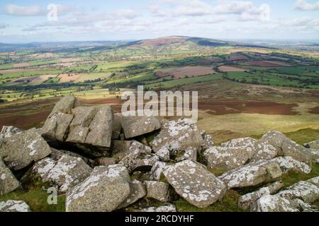 Une vue à travers Brown Clee Hill depuis Titterstone Clee Hill, Shropshire, Angleterre, Royaume-Uni Banque D'Images