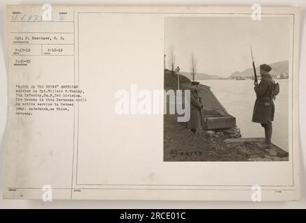 Soldat américain CPT. Willard W. Whaley, de la 7e 3 division d'infanterie, et le soldat allemand Otto Hartmann, qui servait encore dans l'armée allemande, photographié à Andernach, en Allemagne, sur le Rhin. La photographie, numérotée 44973, a été prise le 27 mars 1919 par le sergent P. Buettner. Cette image fait partie de la collection 'photographies des activités militaires américaines pendant la première Guerre mondiale.' Banque D'Images