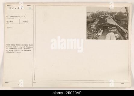 Vue de la tour montrant des entrepôts et des empilements de fret sur les docks américains à Bassens (Girende), France. La photographie a été prise par le lieutenant Strohmeyer le 2 janvier 1919 et reçue le 10 février 1919. Il est étiqueté comme photo numéro 38148, avec la note supplémentaire de 9006. Banque D'Images