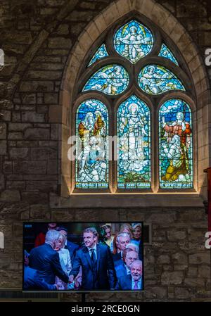 Couronnement du roi Charles III à l'écran de télévision avec le président Macron de France, église paroissiale St Mary, Haddington, East Lothian, Écosse, Royaume-Uni Banque D'Images