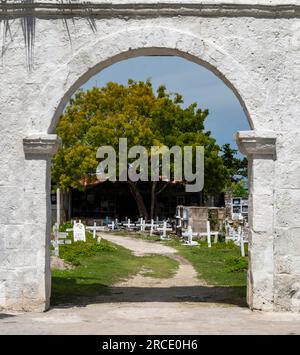 Grande structure voûtée, construite à partir de pierre blanchie à la chaux, menant à un arbre, et la zone principale de nombreuses tombes chambrées et crucifix blancs marquant les centaines Banque D'Images