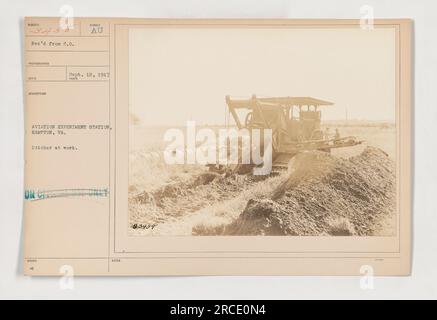 Un ditcher au travail à Aviation Experiment Station, Hampton, Virginie pendant la première Guerre mondiale. La photographie, portant le numéro 111-SC-3458, a été prise le 12 septembre 1917. L'image montre un ditcher en action. La photographie a été reçue vers 0. Photographe et a un numéro de description de au 343-9. Banque D'Images