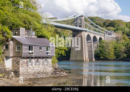 Pont suspendu de Menai traversant le détroit de Menai depuis l'île d'Anglesey et le continent du pays de Galles. nord-ouest du pays de Galles. ROYAUME-UNI Banque D'Images