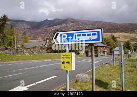 Avis de restriction de stationnement sur les routes autour de la chaîne de montagnes Snowdon 'YR Wyddf', parc national Snowdonia 'Eryri', pays de Galles du Nord, Royaume-Uni Banque D'Images