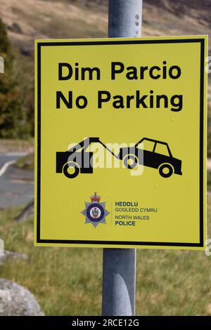 Avis de restriction de stationnement sur les routes autour de la chaîne de montagnes Snowdon 'YR Wyddf', parc national Snowdonia 'Eryri', pays de Galles du Nord, Royaume-Uni Banque D'Images